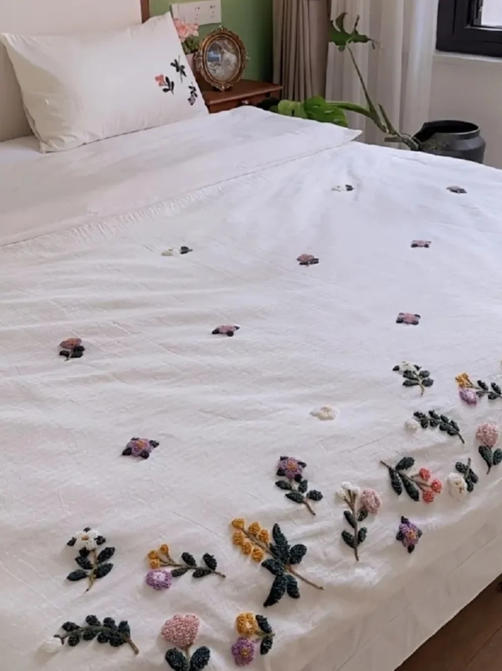 Embroidered Floral White Cotton Quilt Set - White